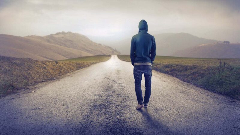 Hình nền sad cô đơn giữa con đường vắng