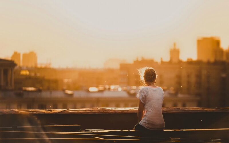 Hình nền sad hoàng hôn và cô gái