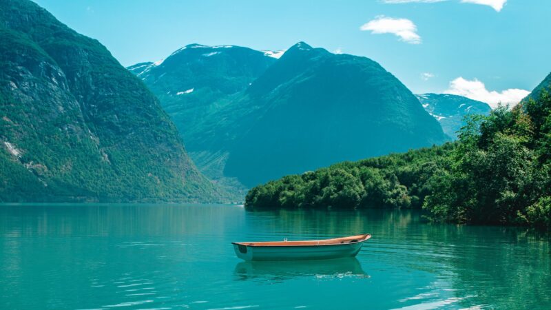 ảnh bìa zalo phong cảnh con thuyền giữa hồ