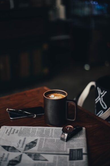 ảnh cà phê buồn một mình đọc báo