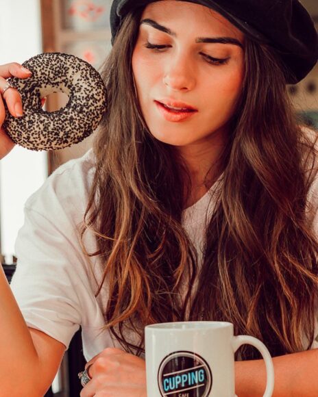 ảnh cà phê một mình cô gái cầm chiếc bánh