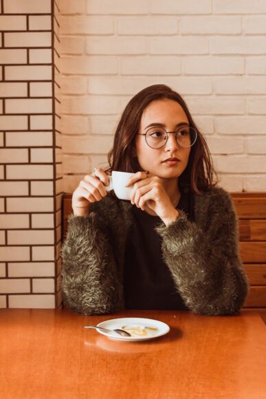 ảnh cà phê một mình cô gái kính cận