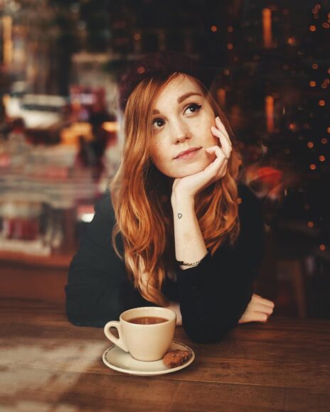 ảnh cà phê một mình cô gái suy tư