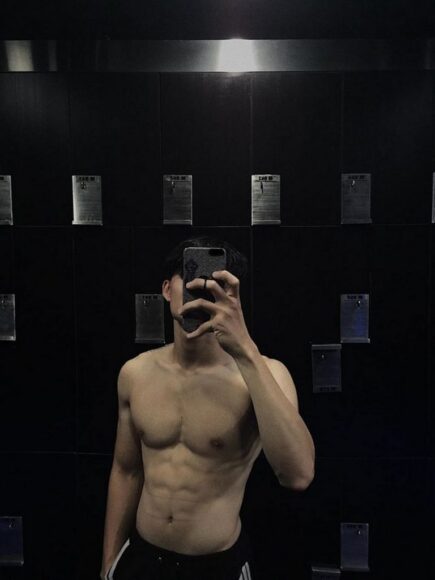 ảnh trai 6 múi che mặt cầm điện thoại