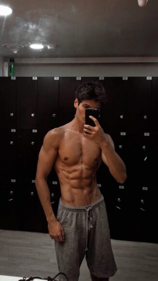 ảnh trai 6 múi che mặt đầy sức mạnh