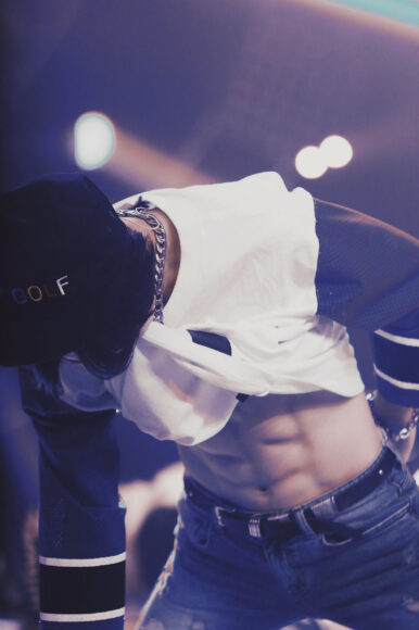 ảnh trai 6 múi che mặt mạnh mẽ