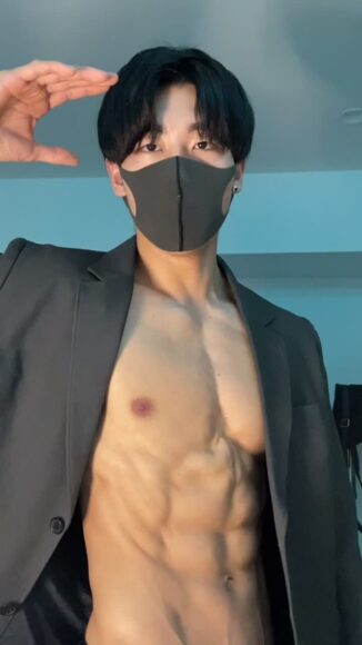 ảnh trai 6 múi che mặt quyến rũ