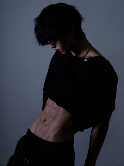 ảnh trai 6 múi che mặt trầm ngâm