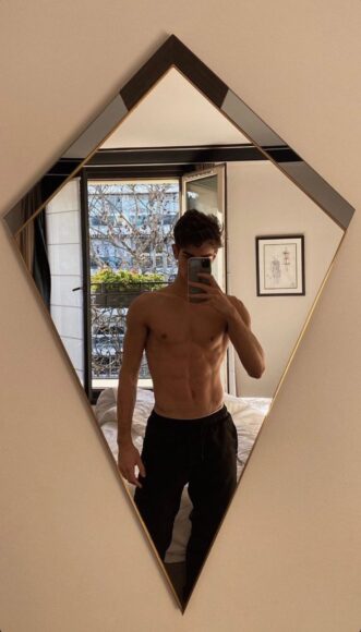 ảnh trai 6 múi che mặt trước gương