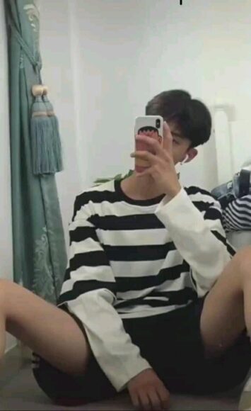 ảnh trai đẹp che mặt selfie