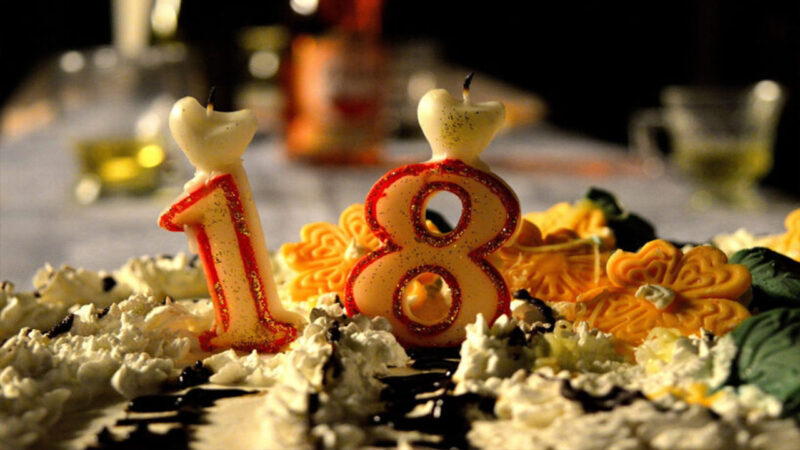 bánh sinh nhật 18 tuổi sang trọng