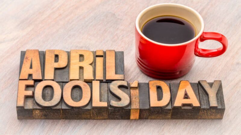 hình ảnh cafe cùng dòng chữ april fools day