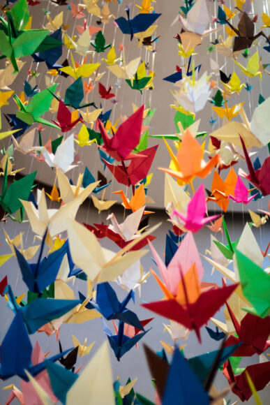 hình ảnh con hạc giấy nhiều màu