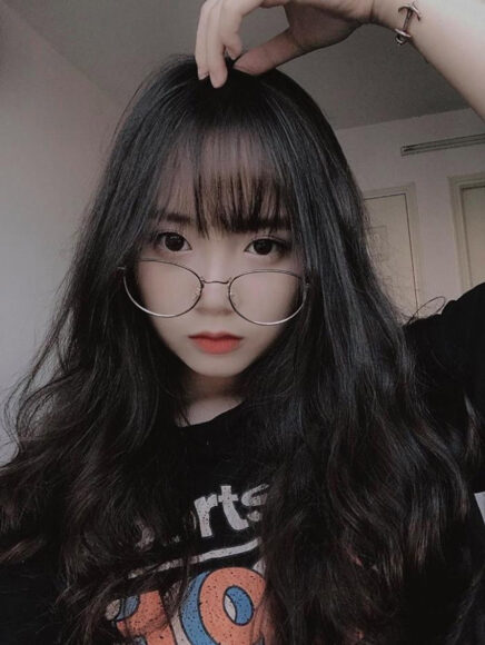 hình ảnh gái xinh tóc dài đeo kính cuốn hút