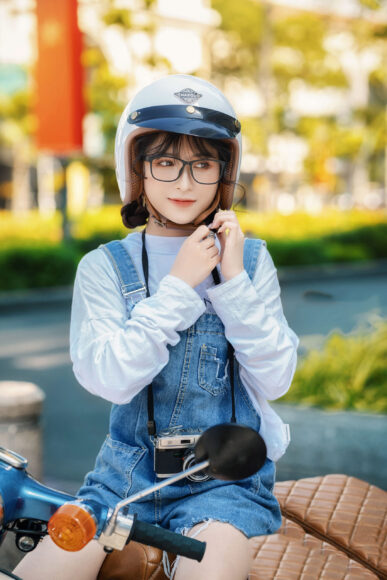 hình ảnh gái xinh tóc dài đeo kính đội mũ bảo hiểm
