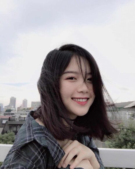 hình ảnh gái xinh tóc ngắn che mặt cười tươi