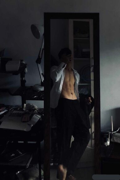 hình ảnh trai 6 múi che mặt hờ hững