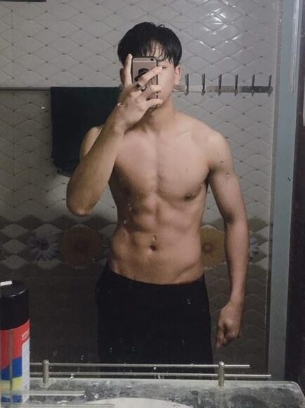 hình ảnh trai 6 múi che mặt khi tắm