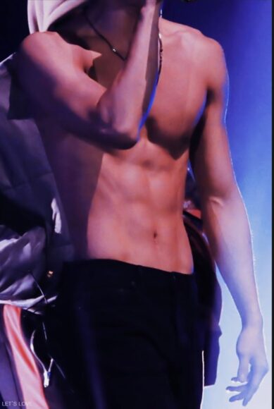 hình ảnh trai 6 múi che mặt lung linh