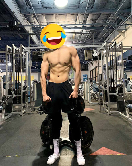 hình ảnh trai 6 múi che mặt tập gym