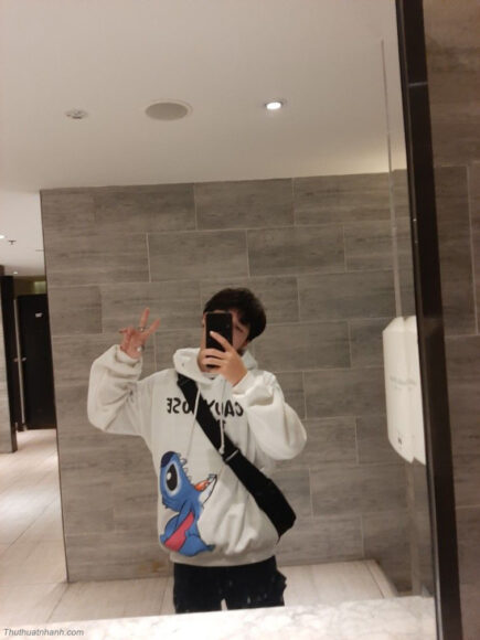 Hình ảnh trai đẹp che mặt bằng điện thoại