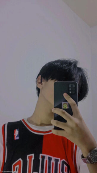 Hình ảnh trai đẹp che mặt bằng điện thoại nhìn cá tính