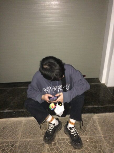 hình ảnh trai đẹp che mặt ngồi