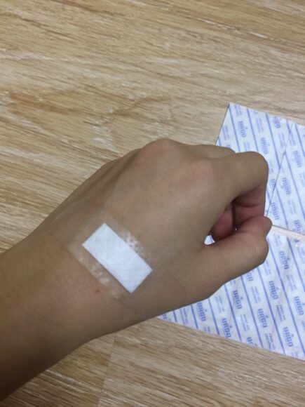 hinh đứt tay troll dán miếng băng keo nhỏ