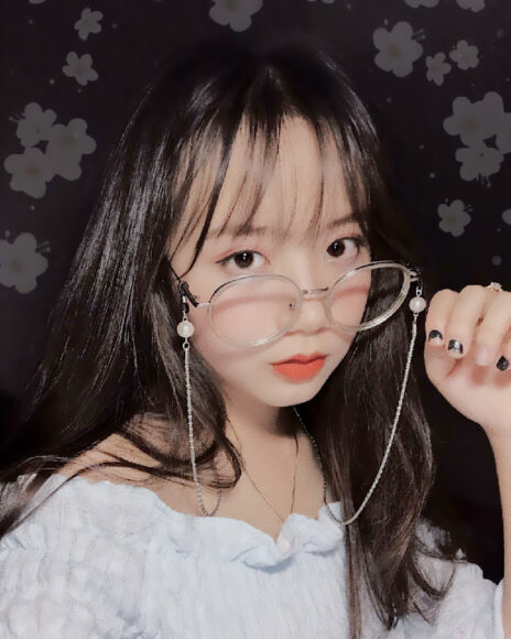 hình gái xinh tóc dài đeo kính ấn tượng