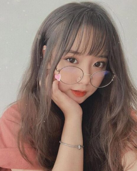 hình gái xinh tóc dài đeo kính vui tươi