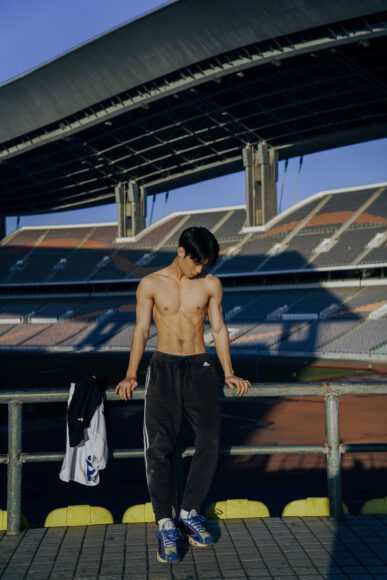 hình trai 6 múi che mặt cúi đầu