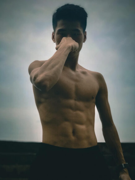 hình trai 6 múi che mặt cuốn hút