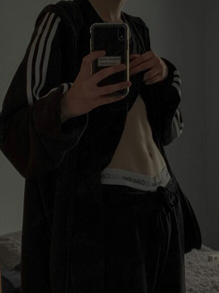 hình trai 6 múi che mặt hững hờ