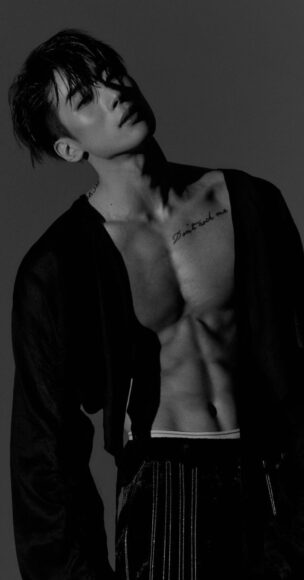 hình trai 6 múi che mặt nghiêng đầu