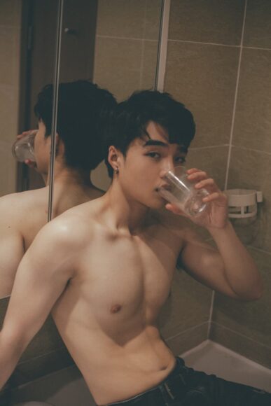 hình trai 6 múi che mặt uống nước