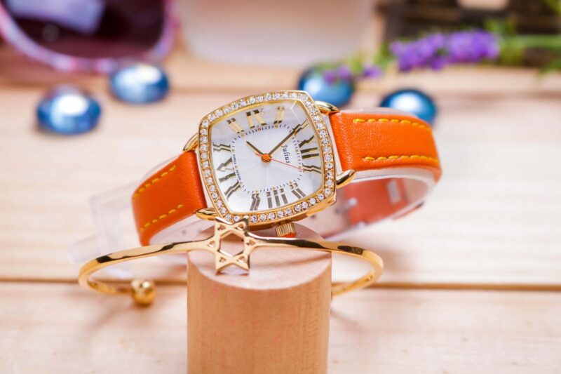 mẫu đồng hồ đeo tay nữ julius mặt vuông