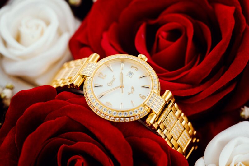 mẫu đồng hồ đeo tay nữ màu vàng