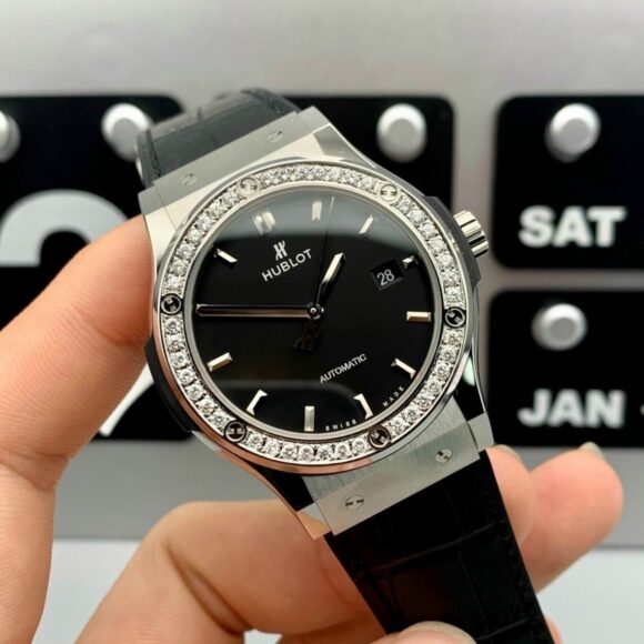mẫu đồng hồ hublot đen đính đá