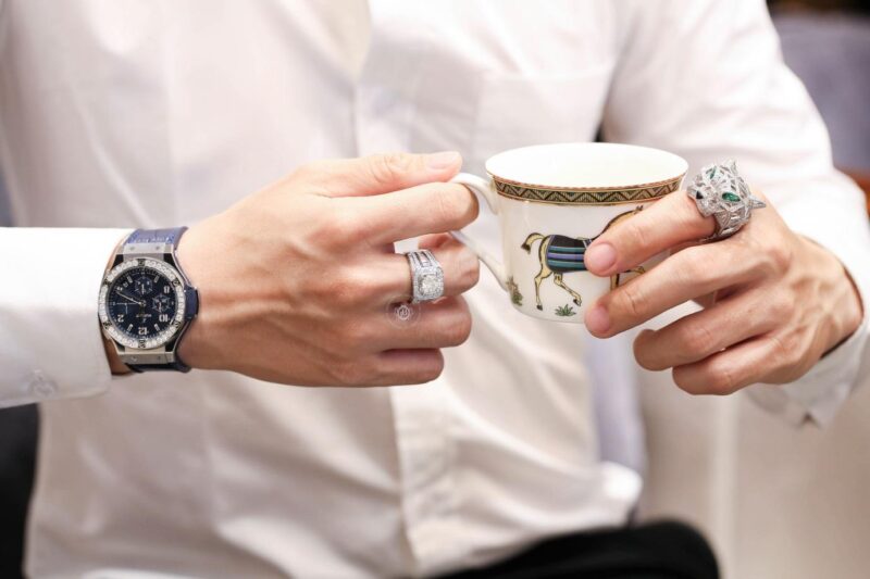 mẫu đồng hồ hublot đeo trên tay