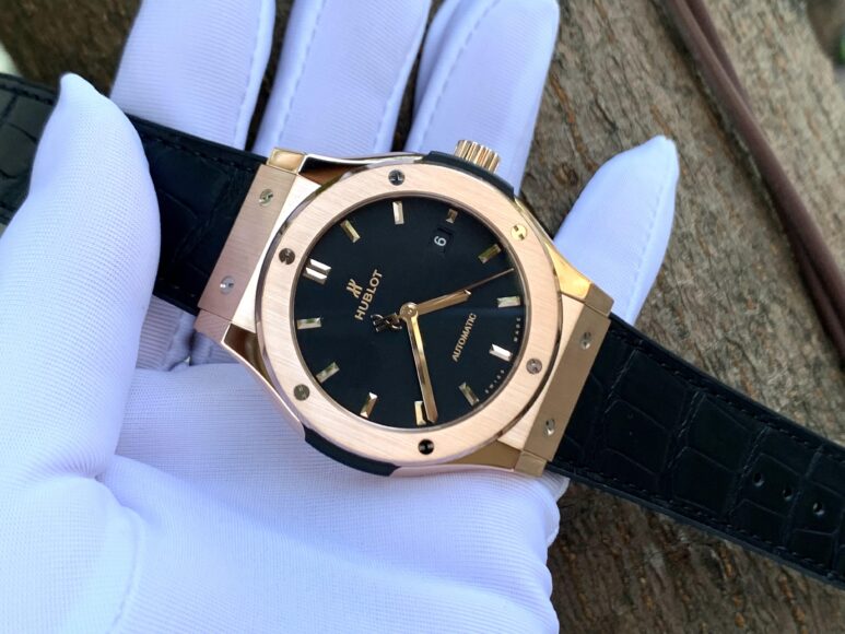 mẫu đồng hồ hublot mặt vàng dây đen