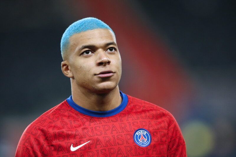 Ảnh Mbappe tóc xanh