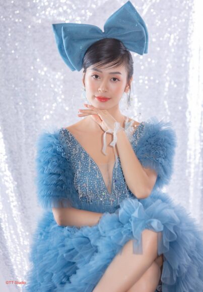 Ảnh cô dâu đơn mặc váy xanh