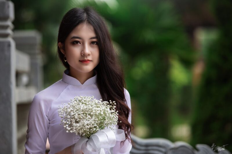 Ảnh cô gái cầm hoa Baby đẹp