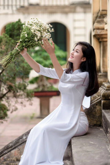 Ảnh cô gái cầm hoa Cúc họa mi