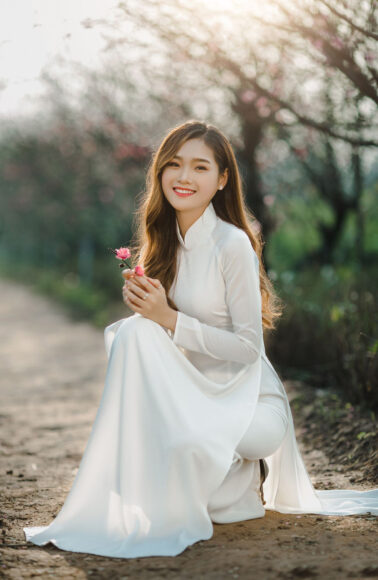 Ảnh cô gái cầm hoa Đào Tết