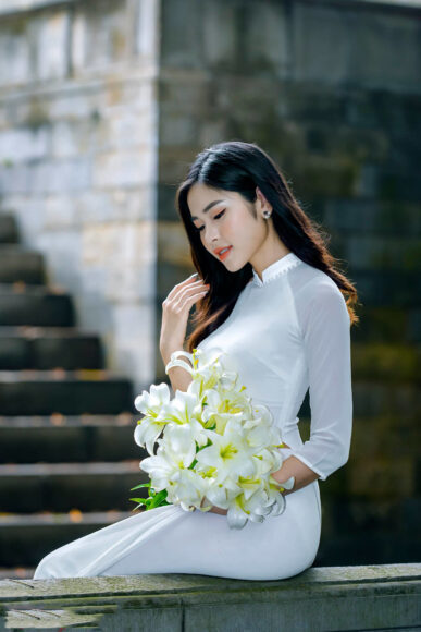 Ảnh cô gái cầm hoa Ly