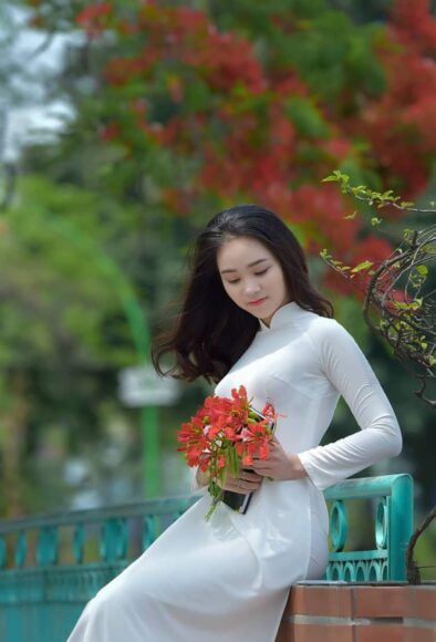 Ảnh cô gái cầm hoa Phượng