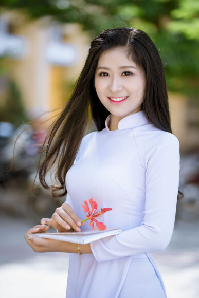 Ảnh cô gái cầm hoa Phượng mặc áo dài