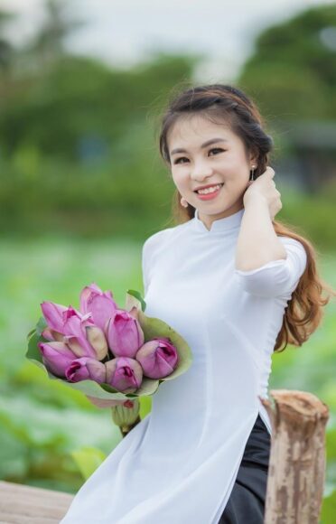 Ảnh cô gái cầm hoa Sen