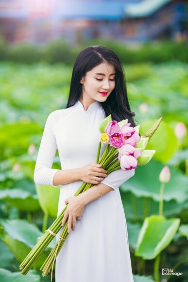 Ảnh cô gái cầm hoa Sen đẹp nhất